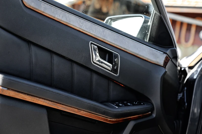 Mercedes-Benz E 220 ELEGANT , снимка 12 - Автомобили и джипове - 53263144