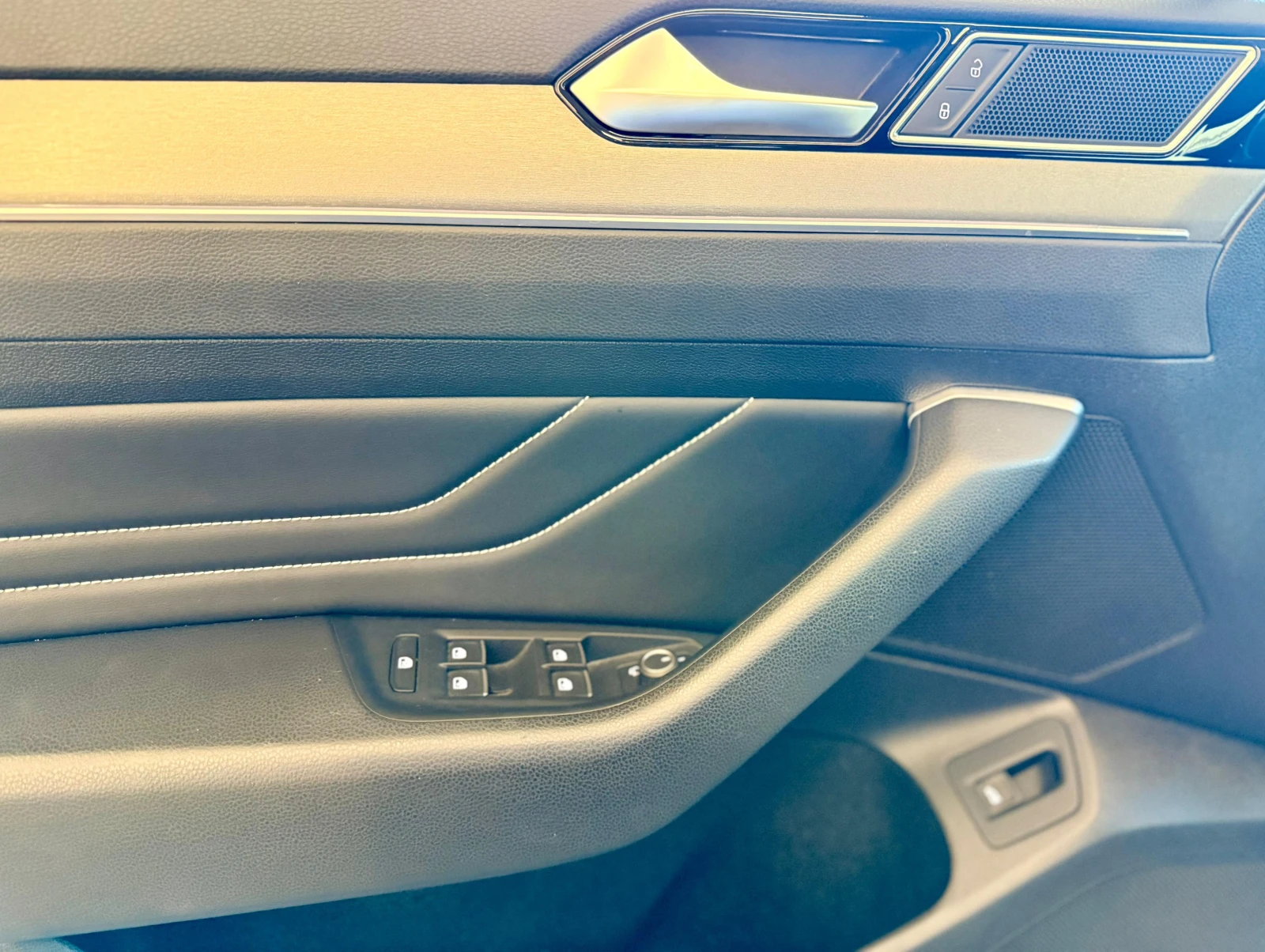 VW Passat R-Line* BlindSpot* Keyless* IQ Lights* Лизинг* 360 - изображение 7