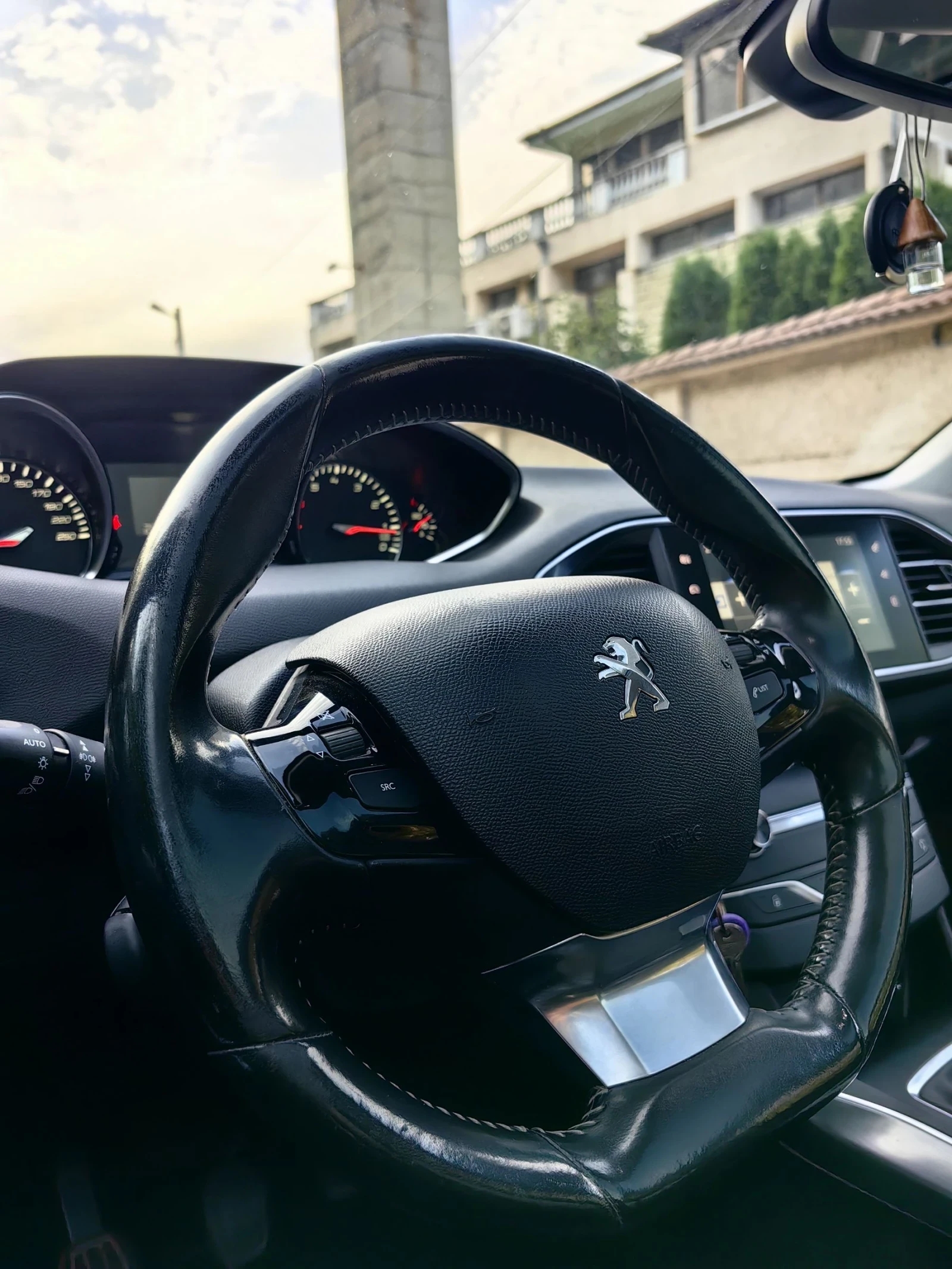 Peugeot 308 1.2 LED PANORAMA, снимка 11 - Автомобили и джипове - 55565182