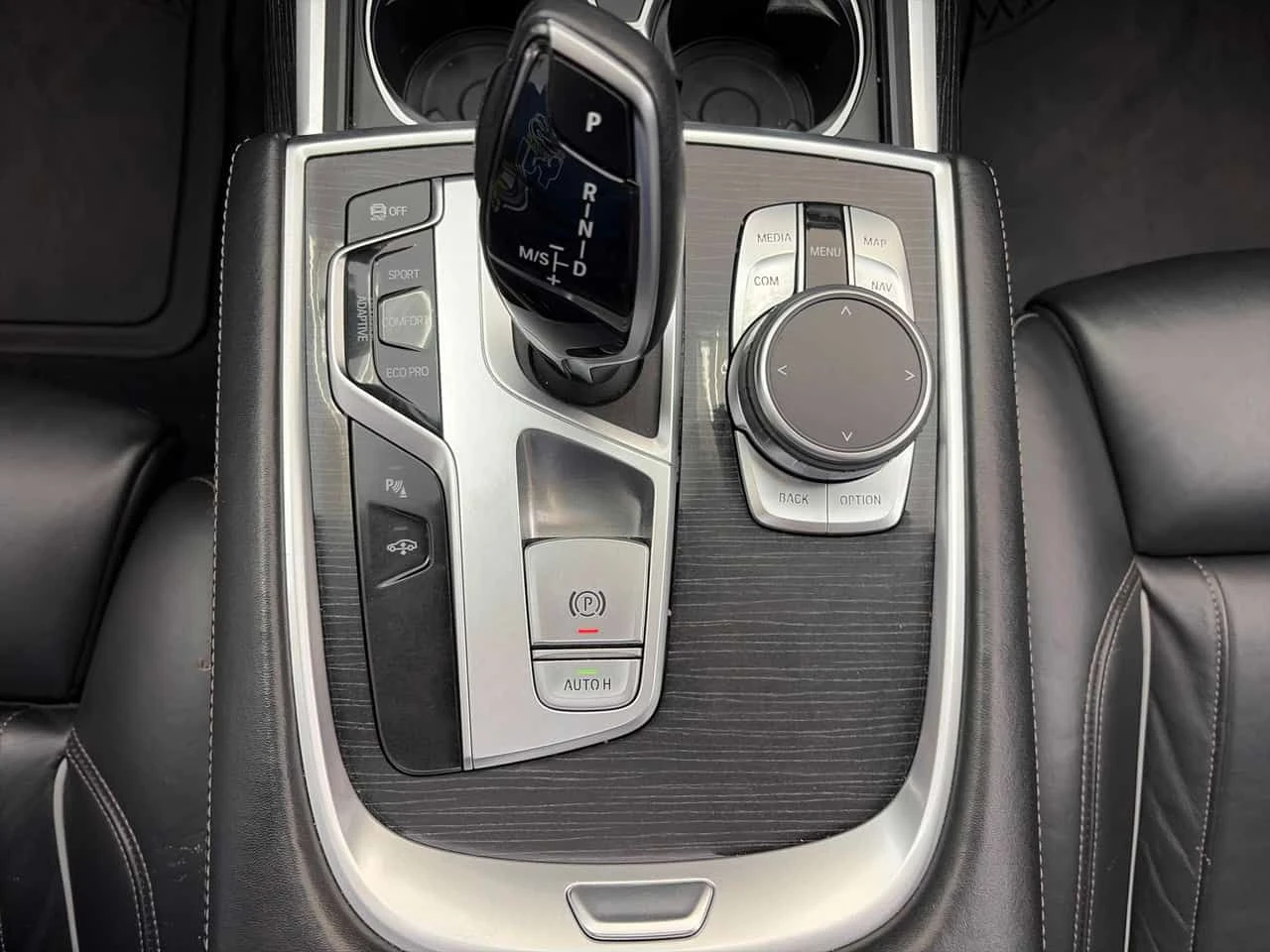 BMW 750 * xDrive Sedan * CARFAX * БЕЗ ПЪРВОНАЧАЛНА ВНОСКА, снимка 15 - Автомобили и джипове - 55677681