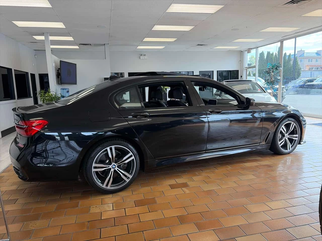 BMW 750 * xDrive Sedan * CARFAX * БЕЗ ПЪРВОНАЧАЛНА ВНОСКА, снимка 3 - Автомобили и джипове - 55677681