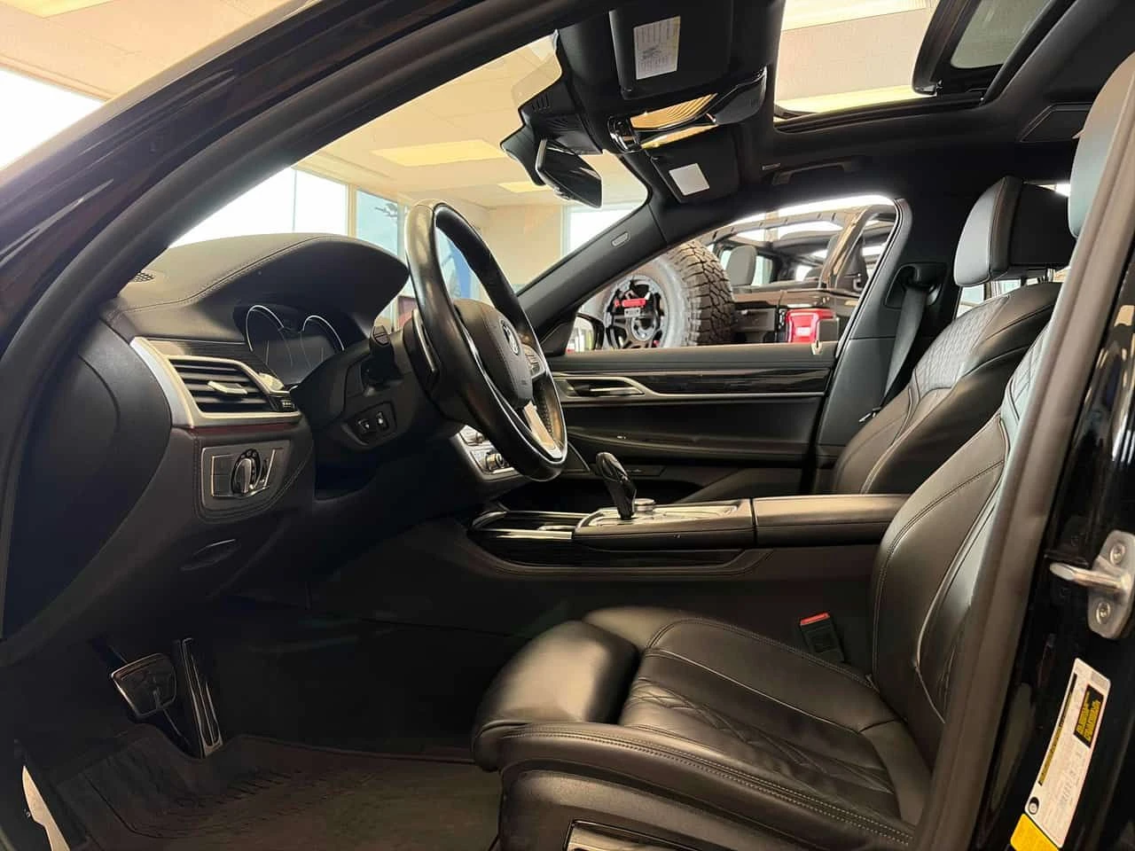 BMW 750 * xDrive Sedan * CARFAX * БЕЗ ПЪРВОНАЧАЛНА ВНОСКА, снимка 5 - Автомобили и джипове - 55677681