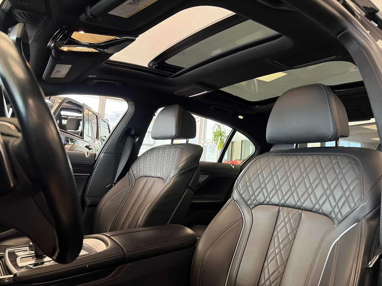 BMW 750 * xDrive Sedan * CARFAX * БЕЗ ПЪРВОНАЧАЛНА ВНОСКА, снимка 16 - Автомобили и джипове - 55677681