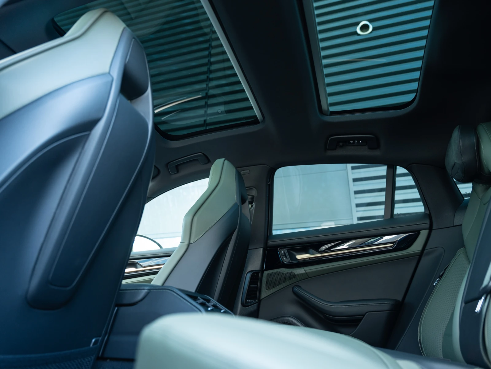 Porsche Panamera 4 E-Hybrid, снимка 15 - Автомобили и джипове - 56067755