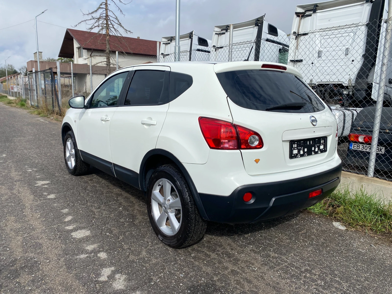 Nissan Qashqai 2.0 i  4x4, КОЖА, НАВИ, КАМЕРА, ПАНОРАМА, KEYLESS, - изображение 3