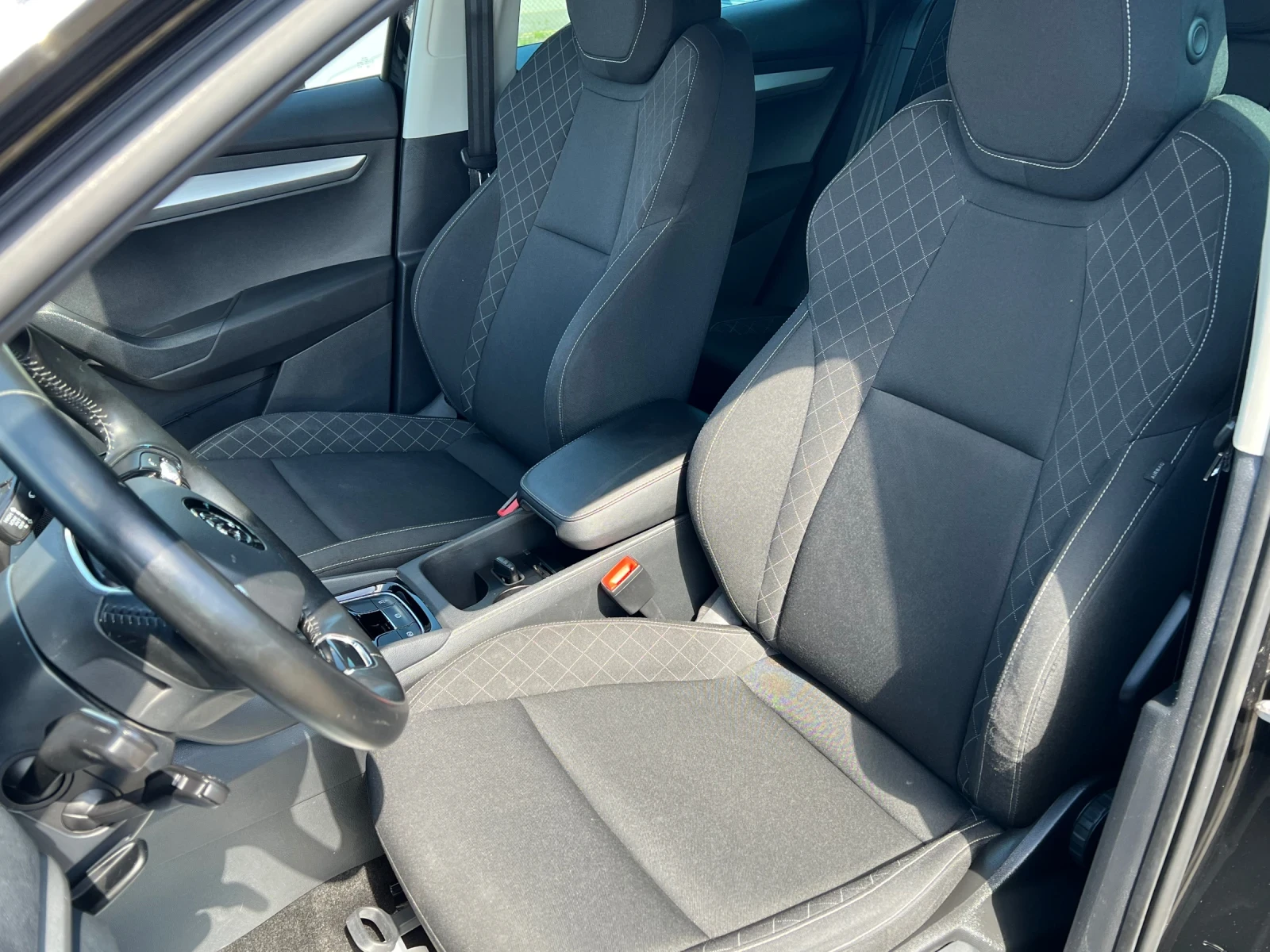 Skoda Karoq 1.5 Automatic , снимка 14 - Автомобили и джипове - 54712768
