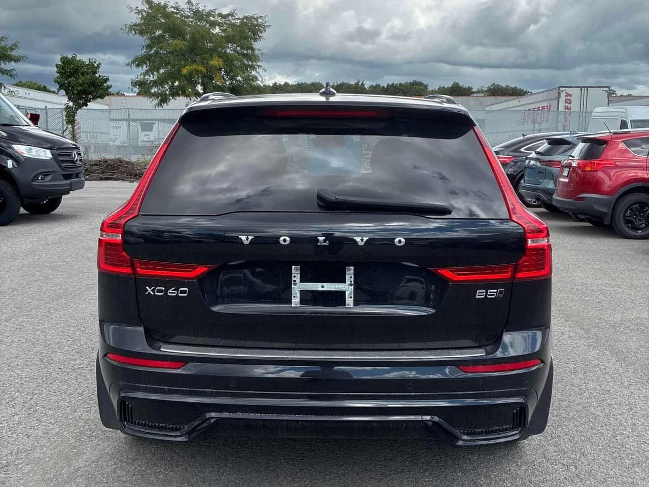 Volvo XC60 * Plus Dark Theme * АВТОКРЕДИТ* , снимка 4 - Автомобили и джипове - 56361818