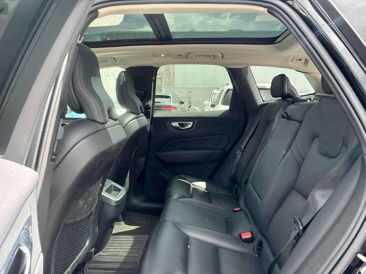 Volvo XC60 * Plus Dark Theme * АВТОКРЕДИТ* , снимка 13 - Автомобили и джипове - 56361818