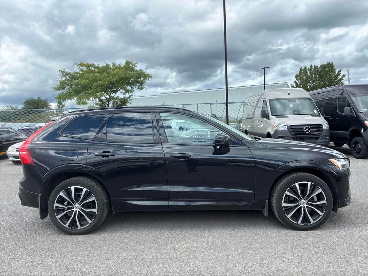 Volvo XC60 * Plus Dark Theme * АВТОКРЕДИТ* , снимка 3 - Автомобили и джипове - 56361818