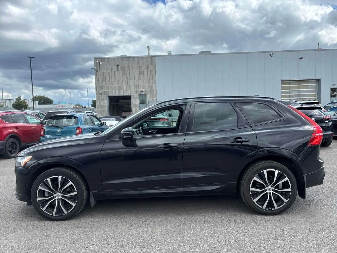 Volvo XC60 * Plus Dark Theme * АВТОКРЕДИТ* , снимка 2 - Автомобили и джипове - 56361818