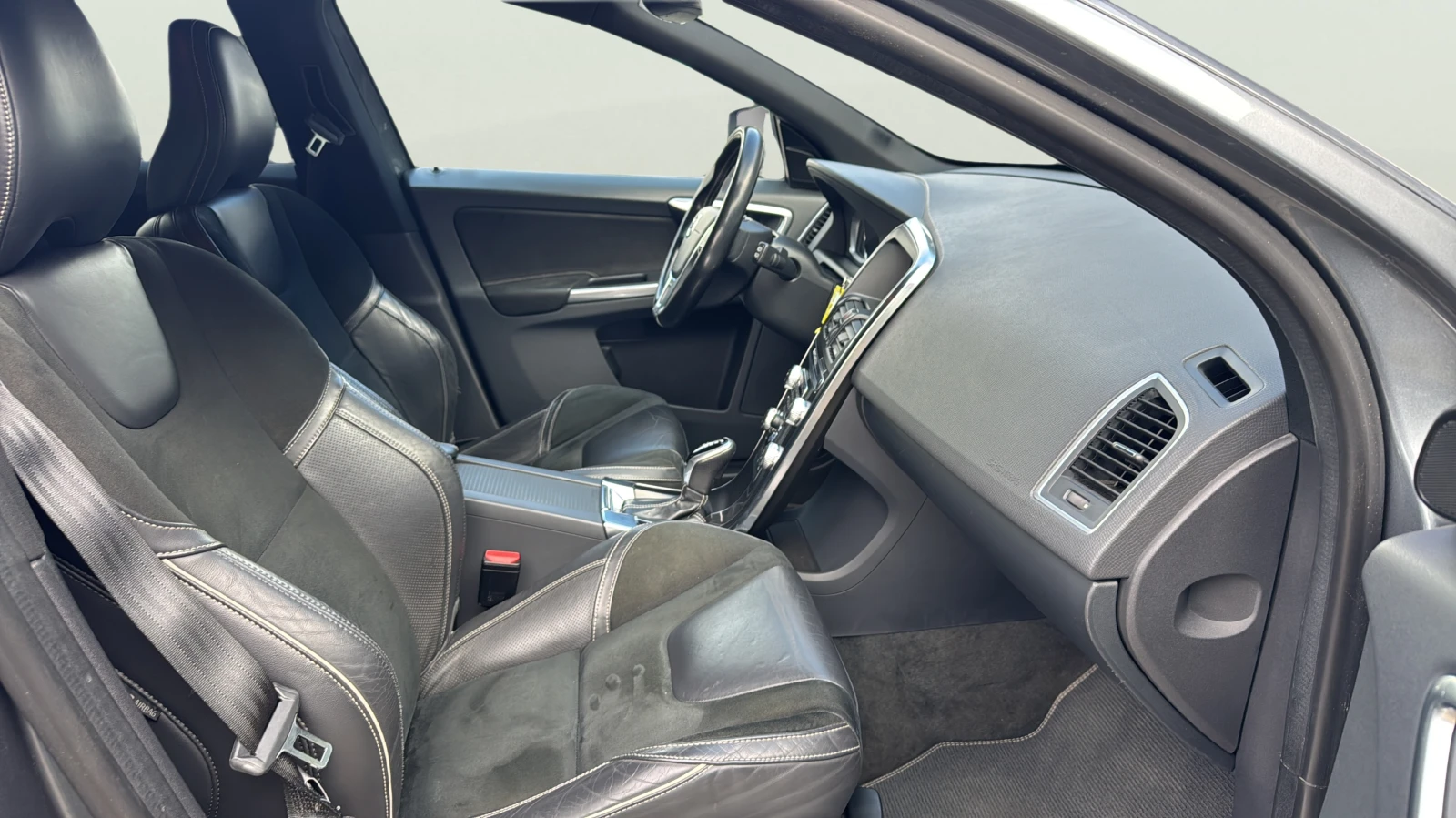 Volvo XC60 2.4 D5, снимка 14 - Автомобили и джипове - 56557853