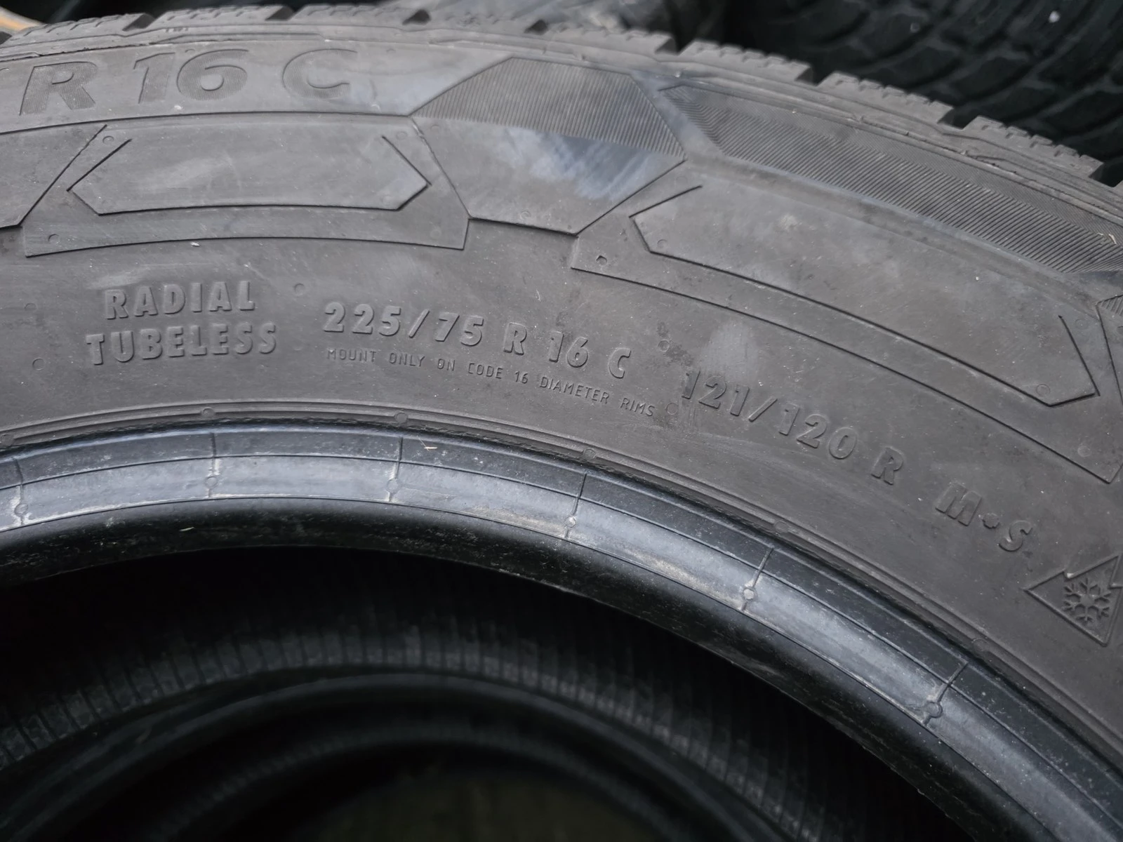 Гуми Зимни 225/75R16, снимка 7 - Гуми и джанти - 56725823