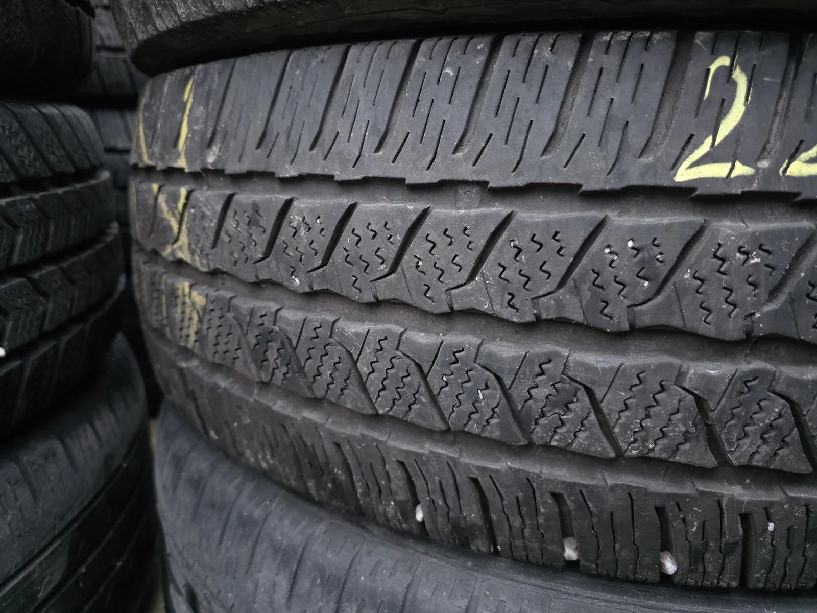 Гуми Зимни 225/75R16, снимка 2 - Гуми и джанти - 56725823