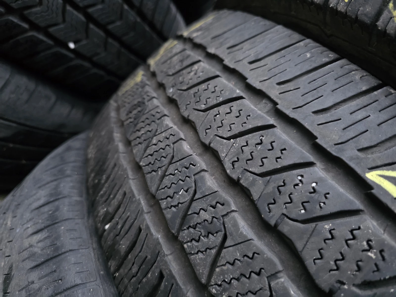 Гуми Зимни 225/75R16, снимка 4 - Гуми и джанти - 56725823