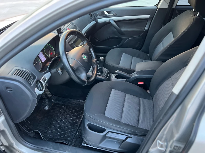 Skoda Fabia 1.6MPI, снимка 7 - Автомобили и джипове - 52713261