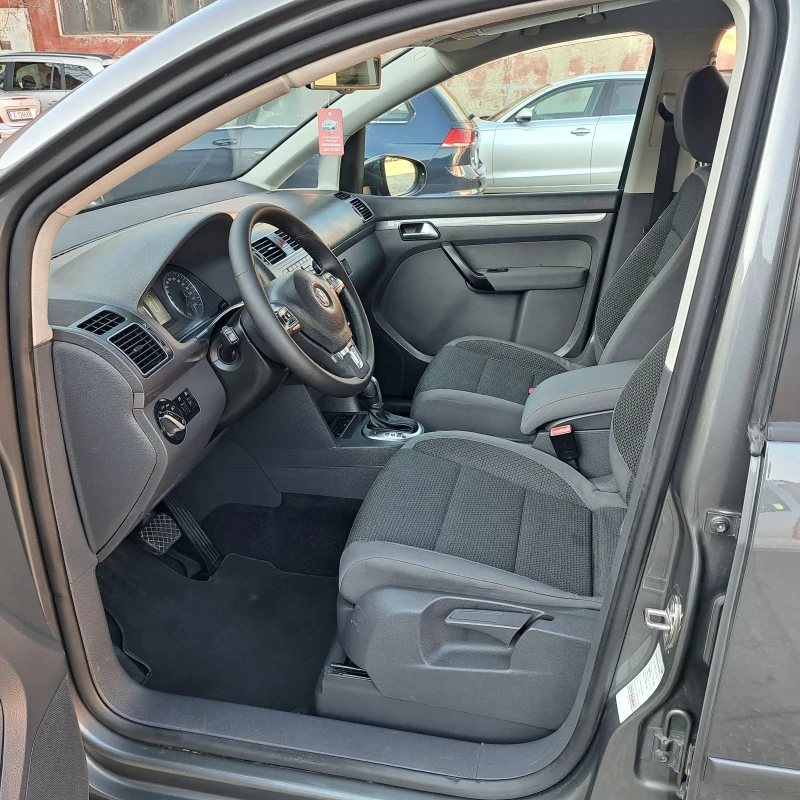 VW Touran 16 TDI DSG NAVI, снимка 12 - Автомобили и джипове - 52817816