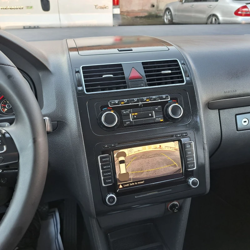 VW Touran 16 TDI DSG NAVI, снимка 9 - Автомобили и джипове - 52817816