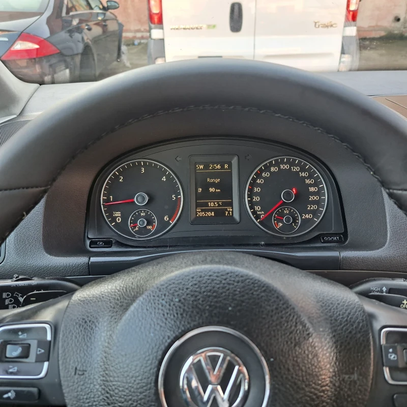 VW Touran 16 TDI DSG NAVI, снимка 8 - Автомобили и джипове - 52817816