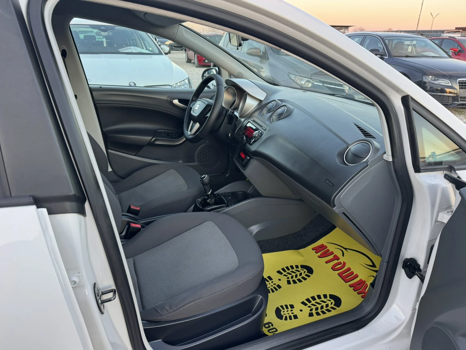 Seat Ibiza 1.6TDI, снимка 14 - Автомобили и джипове - 53786763