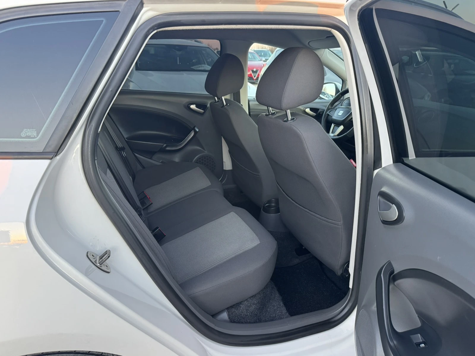 Seat Ibiza 1.6TDI, снимка 13 - Автомобили и джипове - 53786763