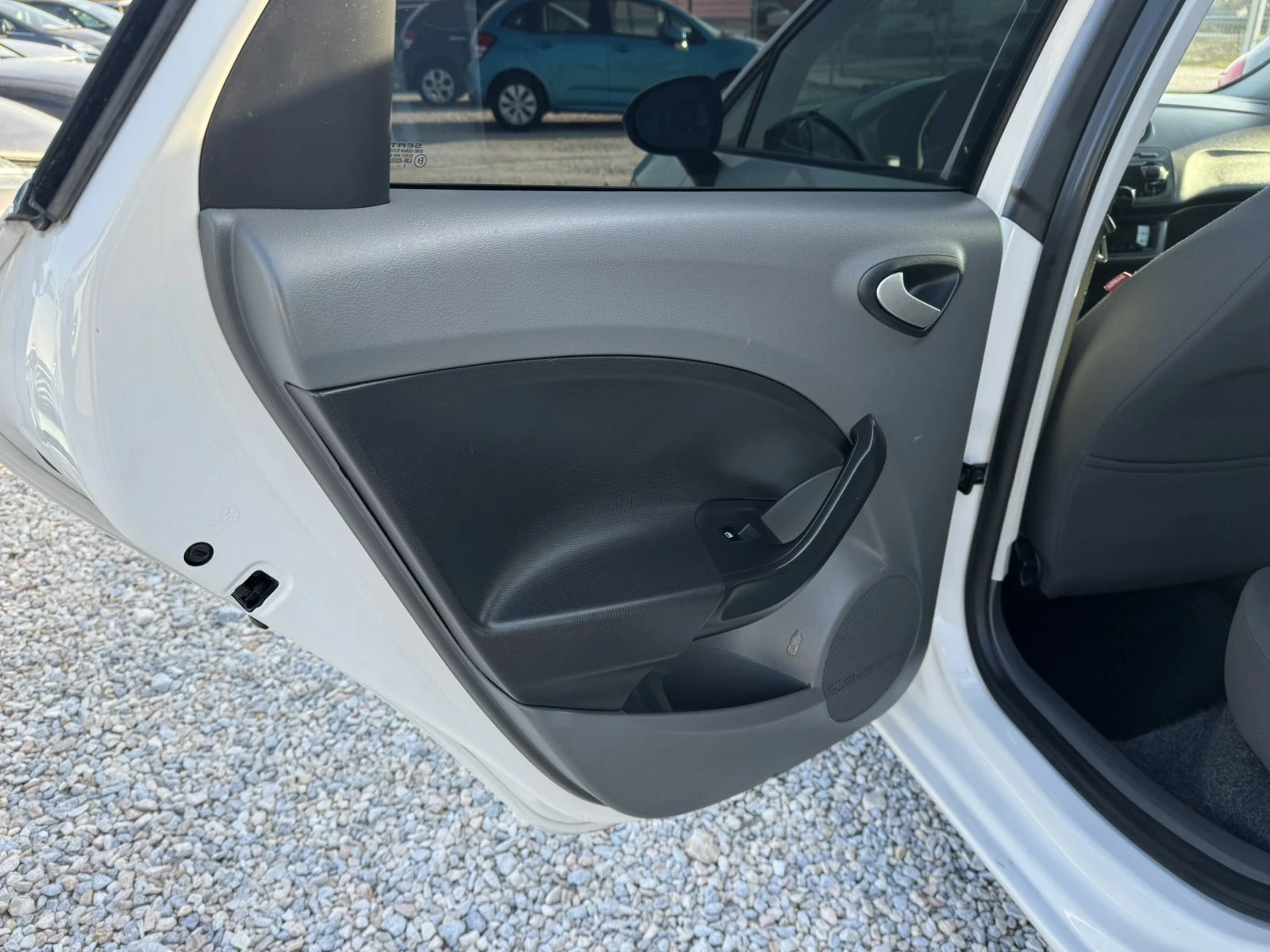 Seat Ibiza 1.6TDI, снимка 7 - Автомобили и джипове - 53786763