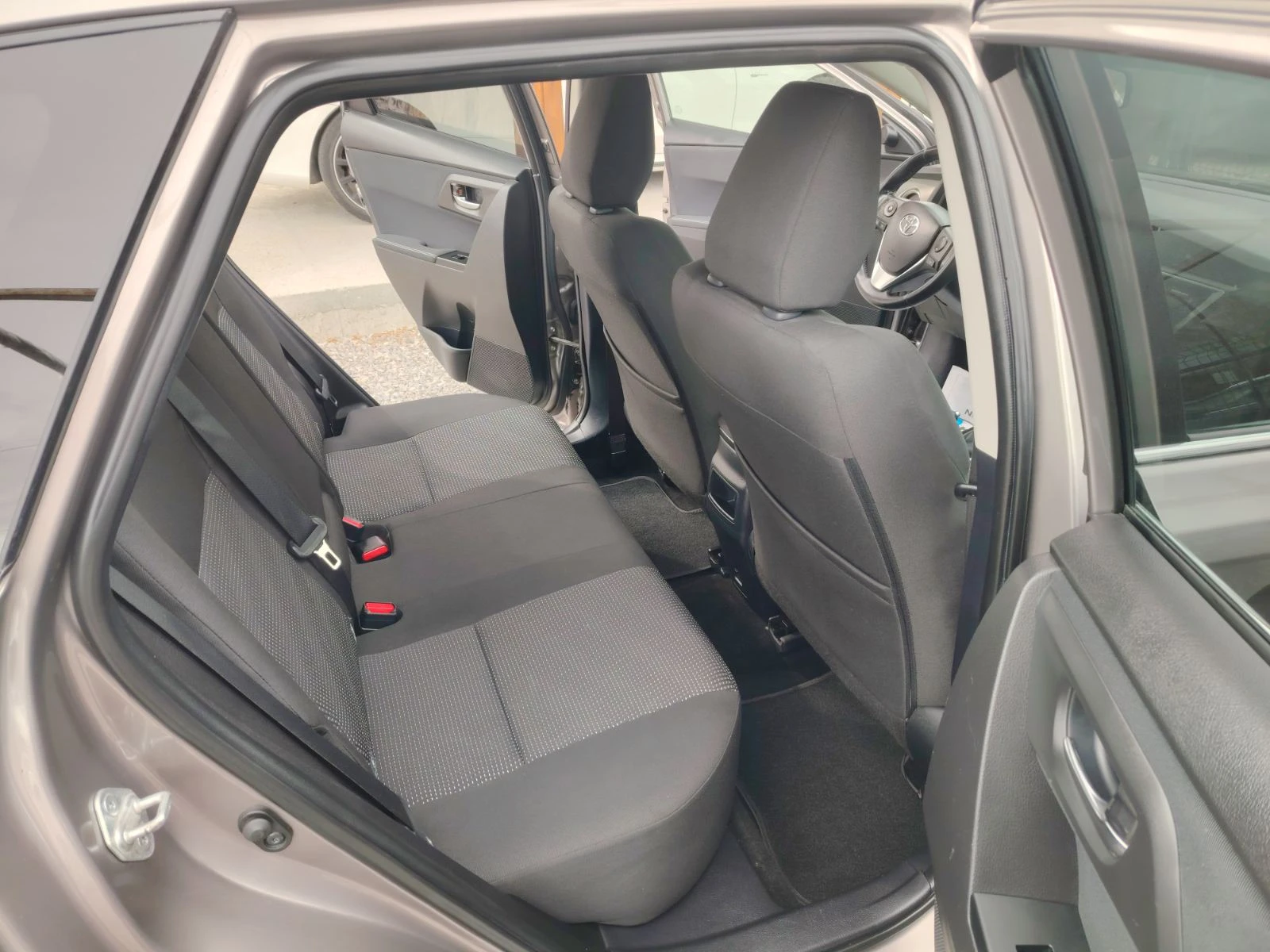 Toyota Auris 1.4D-4D, снимка 10 - Автомобили и джипове - 54055566