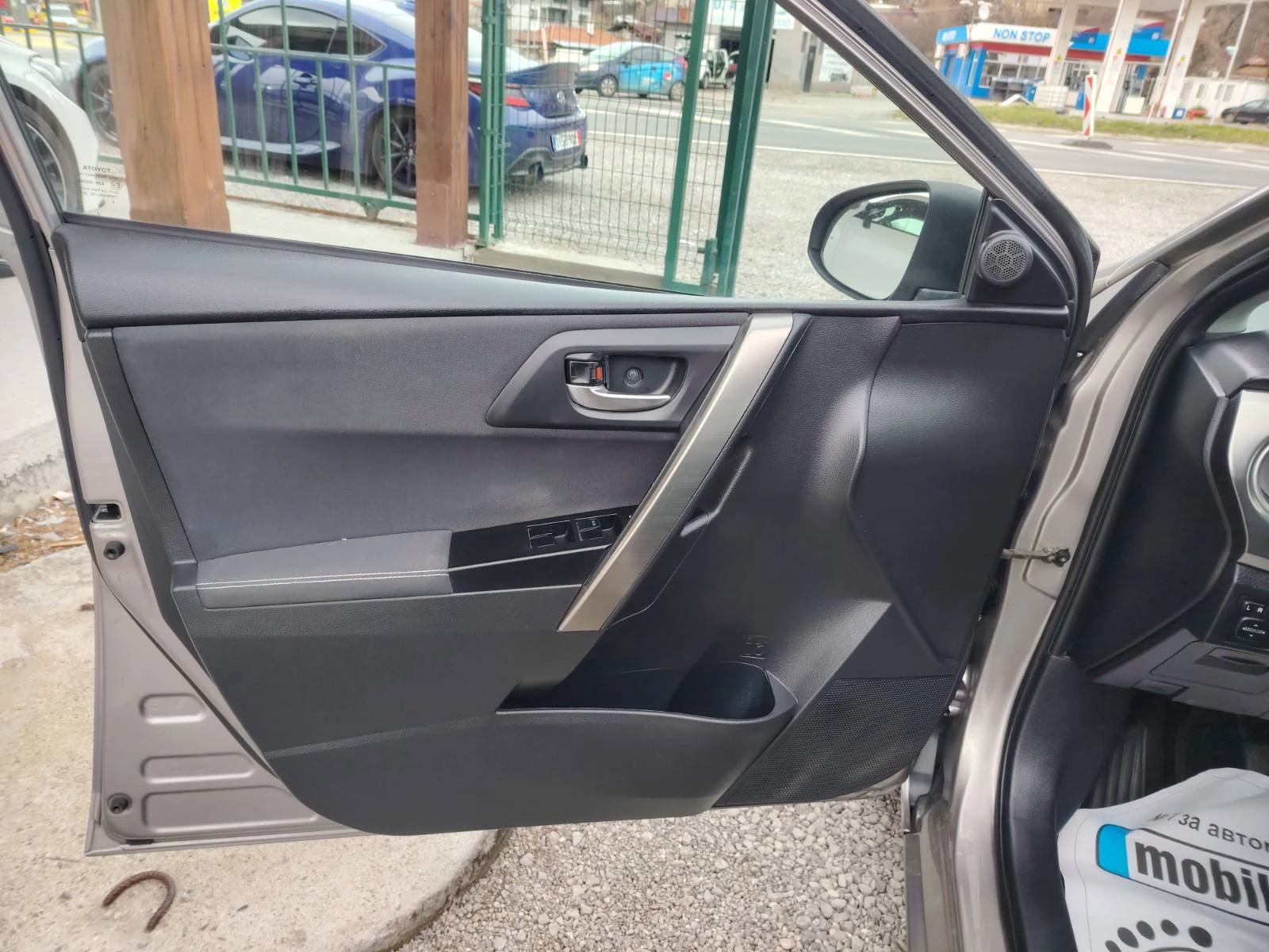 Toyota Auris 1.4D-4D, снимка 11 - Автомобили и джипове - 54055566