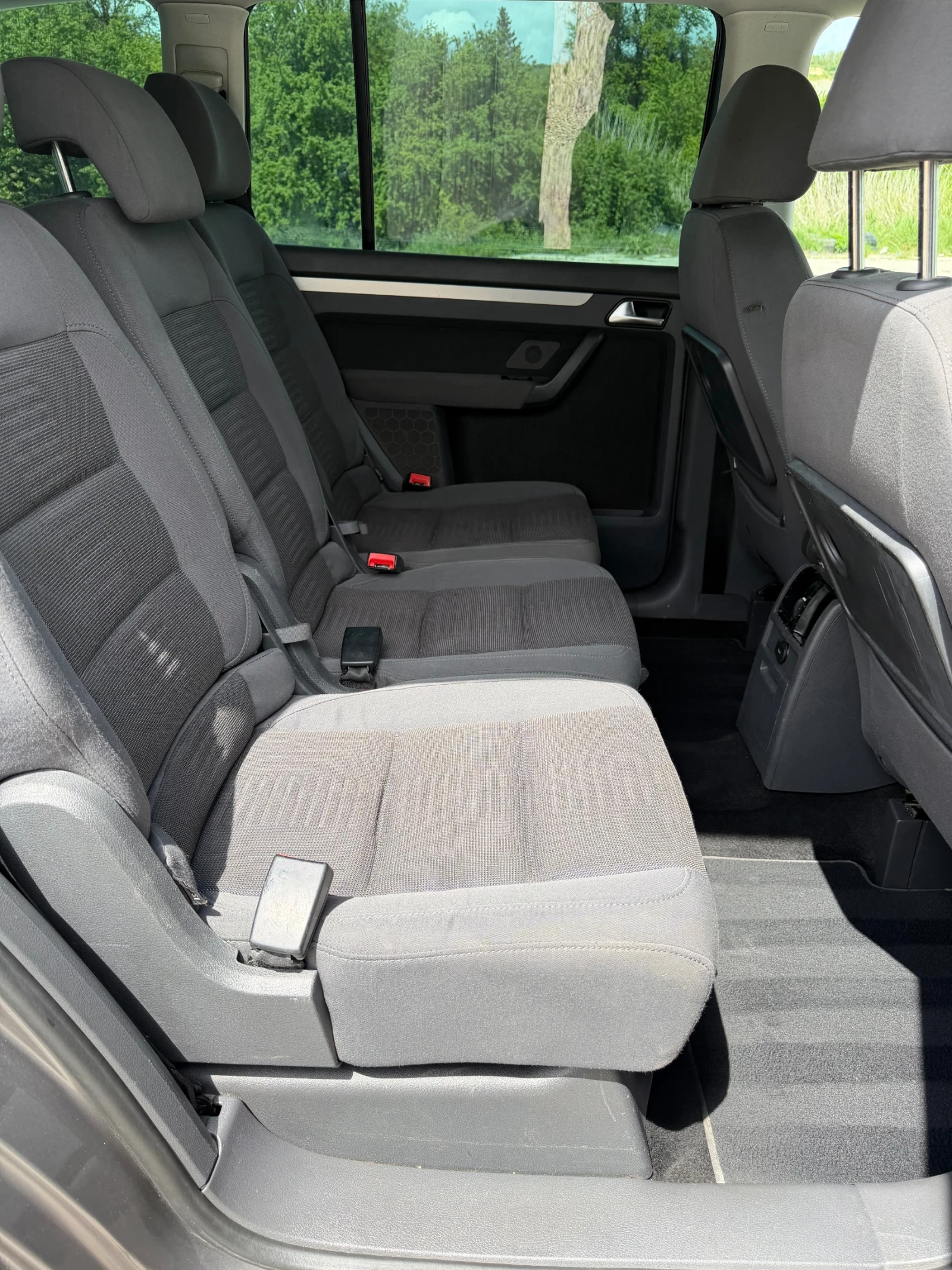 VW Touran 2.0TDI BMM, снимка 9 - Автомобили и джипове - 54567324