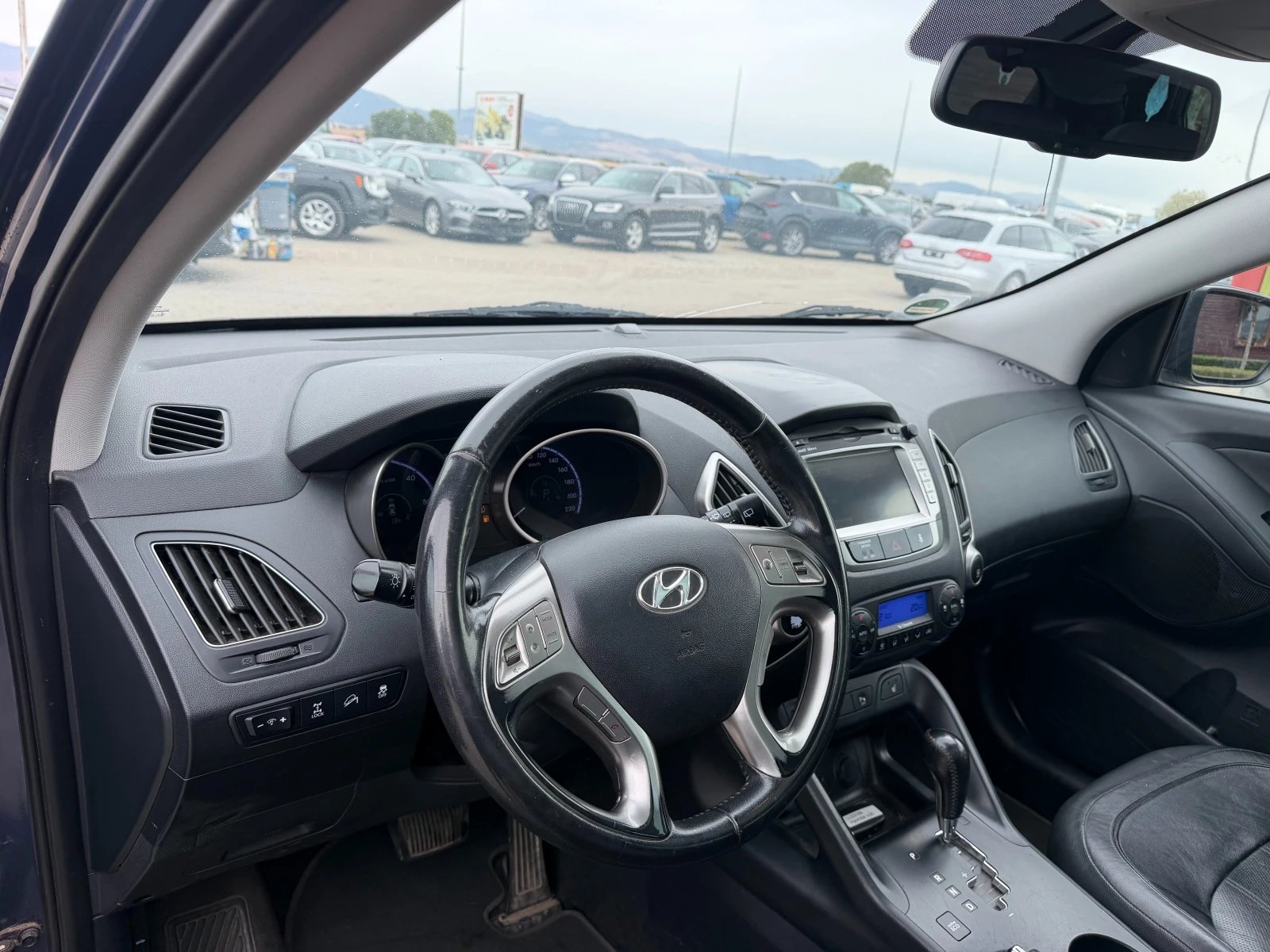 Hyundai IX35 2.0CRDI 4X4 AVTOMAT/PANORAMA/NAVI/KOJA EURO 5, снимка 14 - Автомобили и джипове - 56223520