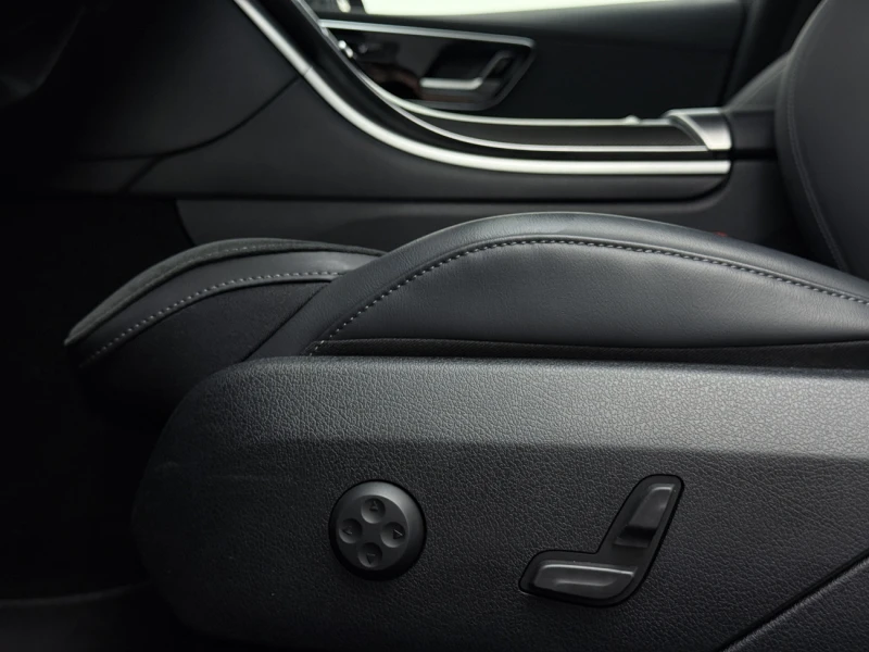 Mercedes-Benz C 300 e AMG Line* Navi* Cam* LED* 313кс* , снимка 13 - Автомобили и джипове - 51452554