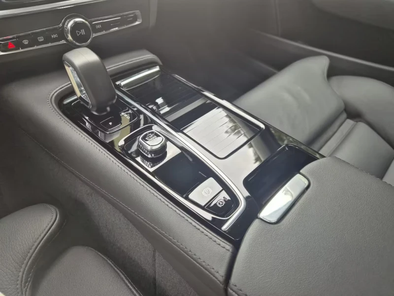 Volvo S90 ULTIMATE-DARK/455HP/HUD/MEMO/H&K/360/NAVI/326gpr, снимка 11 - Автомобили и джипове - 51730731