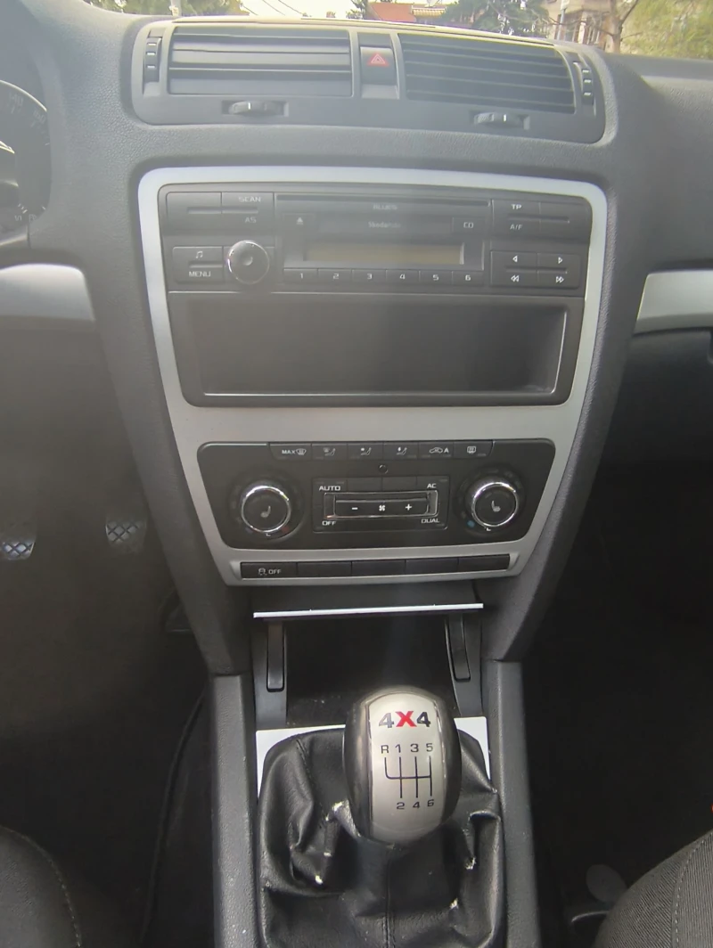 Skoda Octavia 1.6TDI 4x4 Swiss, снимка 9 - Автомобили и джипове - 52692570