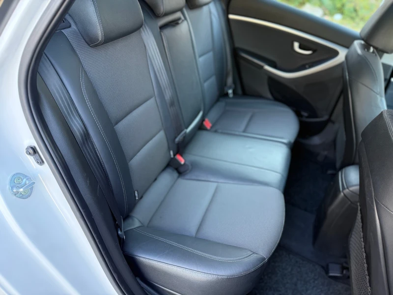 Hyundai I30 1.6 CRDi, снимка 11 - Автомобили и джипове - 52109655