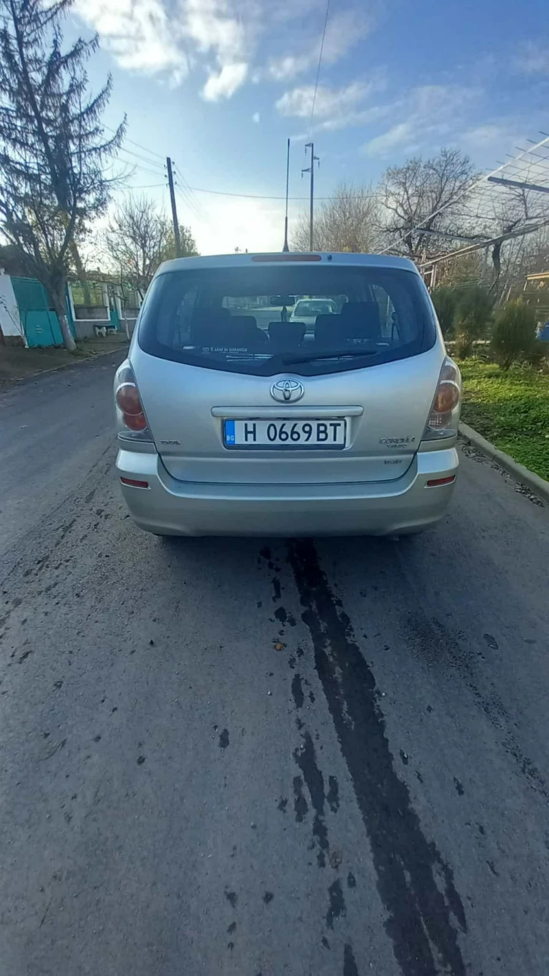 Toyota Corolla verso 2.2 D-4D, снимка 8 - Автомобили и джипове - 52696493