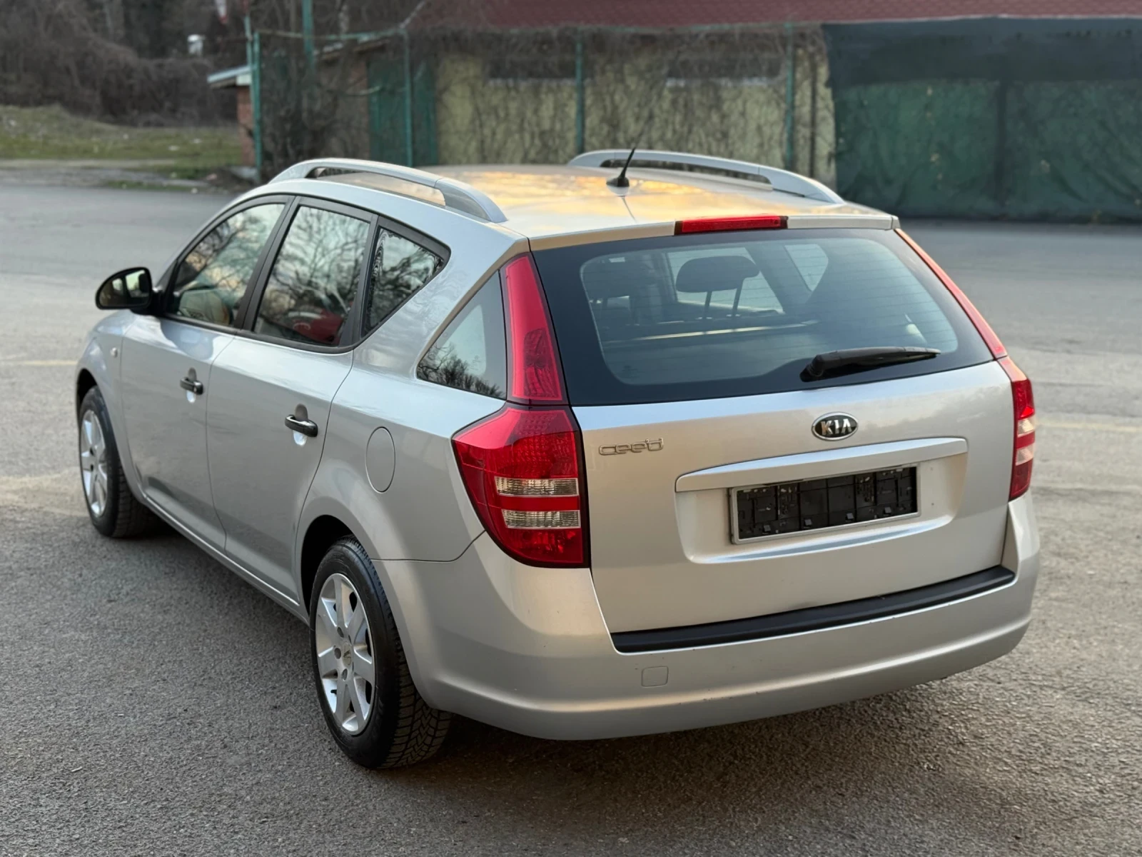 Kia Ceed 1.4 BENZIN , снимка 4 - Автомобили и джипове - 53785989