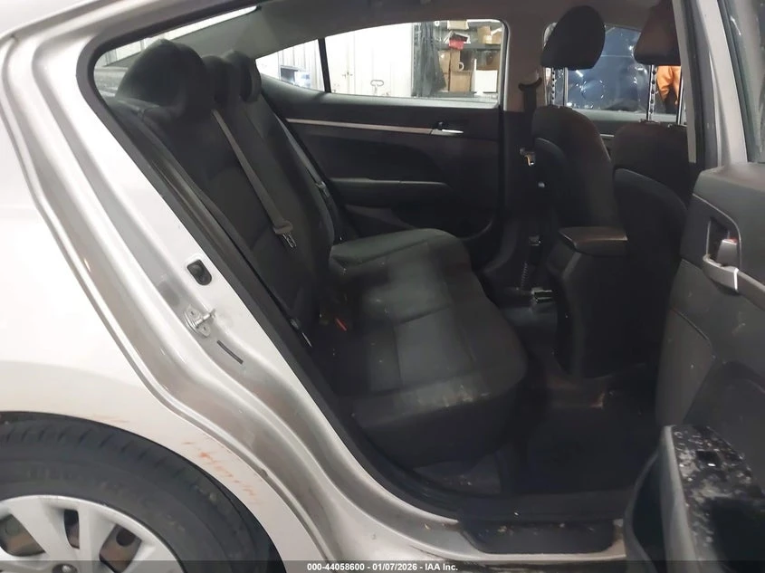 Hyundai Elantra 2l Se, снимка 8 - Автомобили и джипове - 53886228