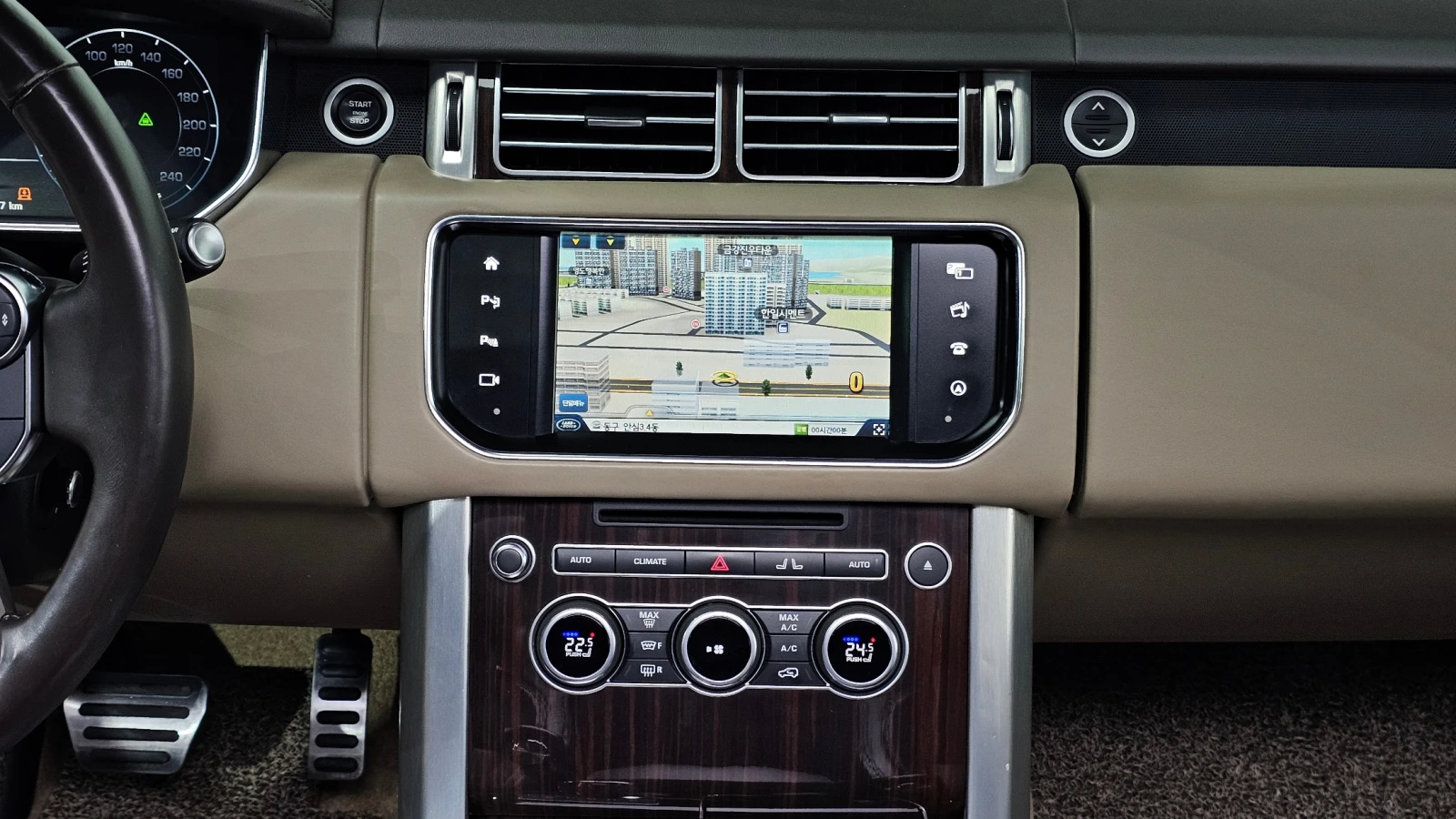 Land Rover Range rover 4.4 SDV8* BLIND SPOT* ОБДУХВАНЕ* 360* ЛЮК* КРАЙНА , снимка 14 - Автомобили и джипове - 55383922