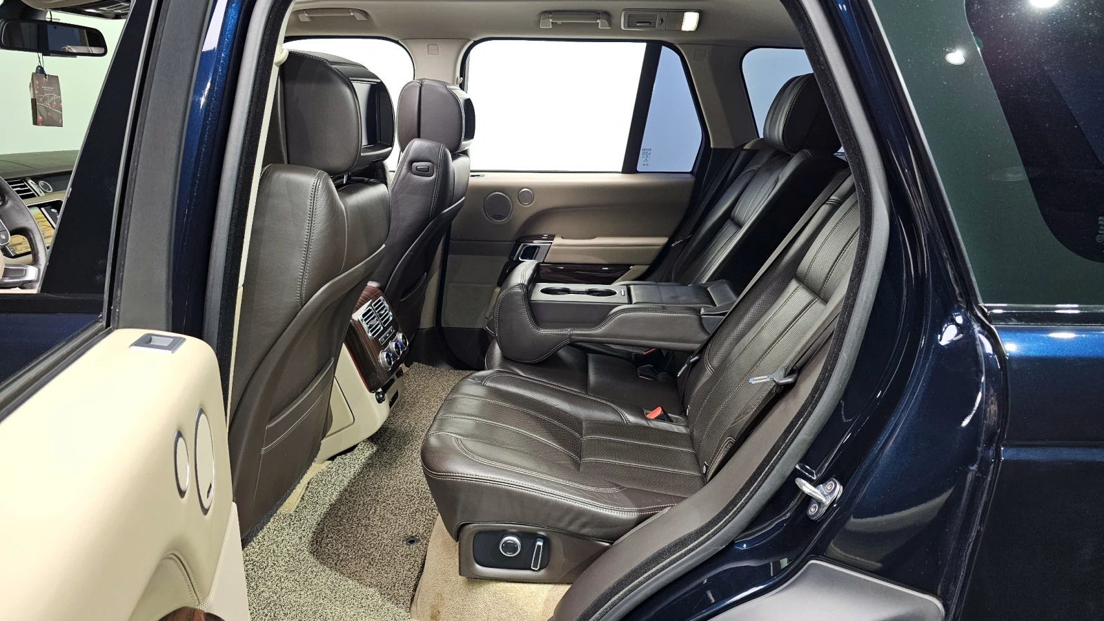 Land Rover Range rover 4.4 SDV8* BLIND SPOT* ОБДУХВАНЕ* 360* ЛЮК* КРАЙНА , снимка 12 - Автомобили и джипове - 55383922