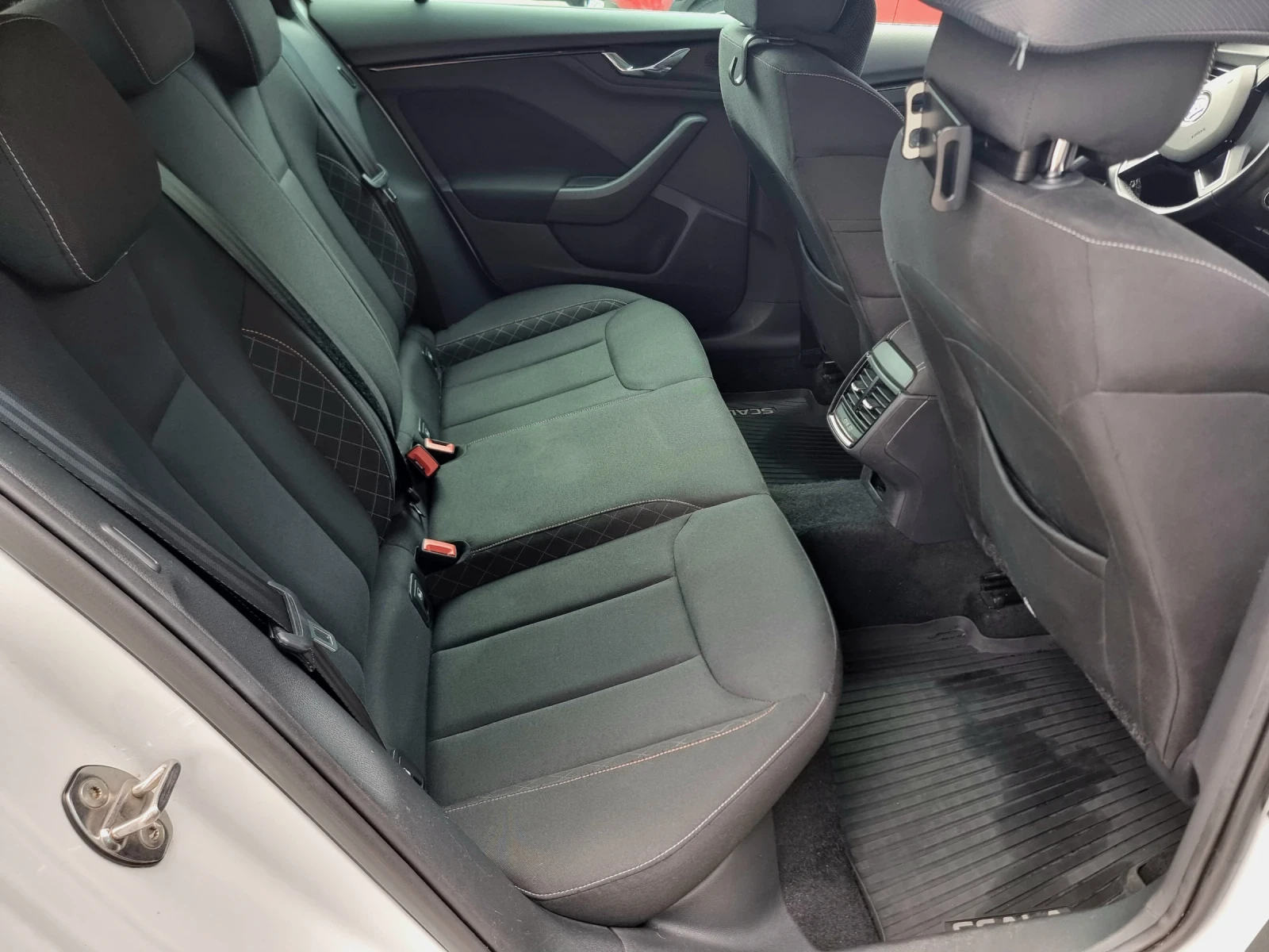 Skoda Scala 1.5 TSI, 150 кс, 2020г, бензин, автоматик, гаражна, снимка 11 - Автомобили и джипове - 55282732