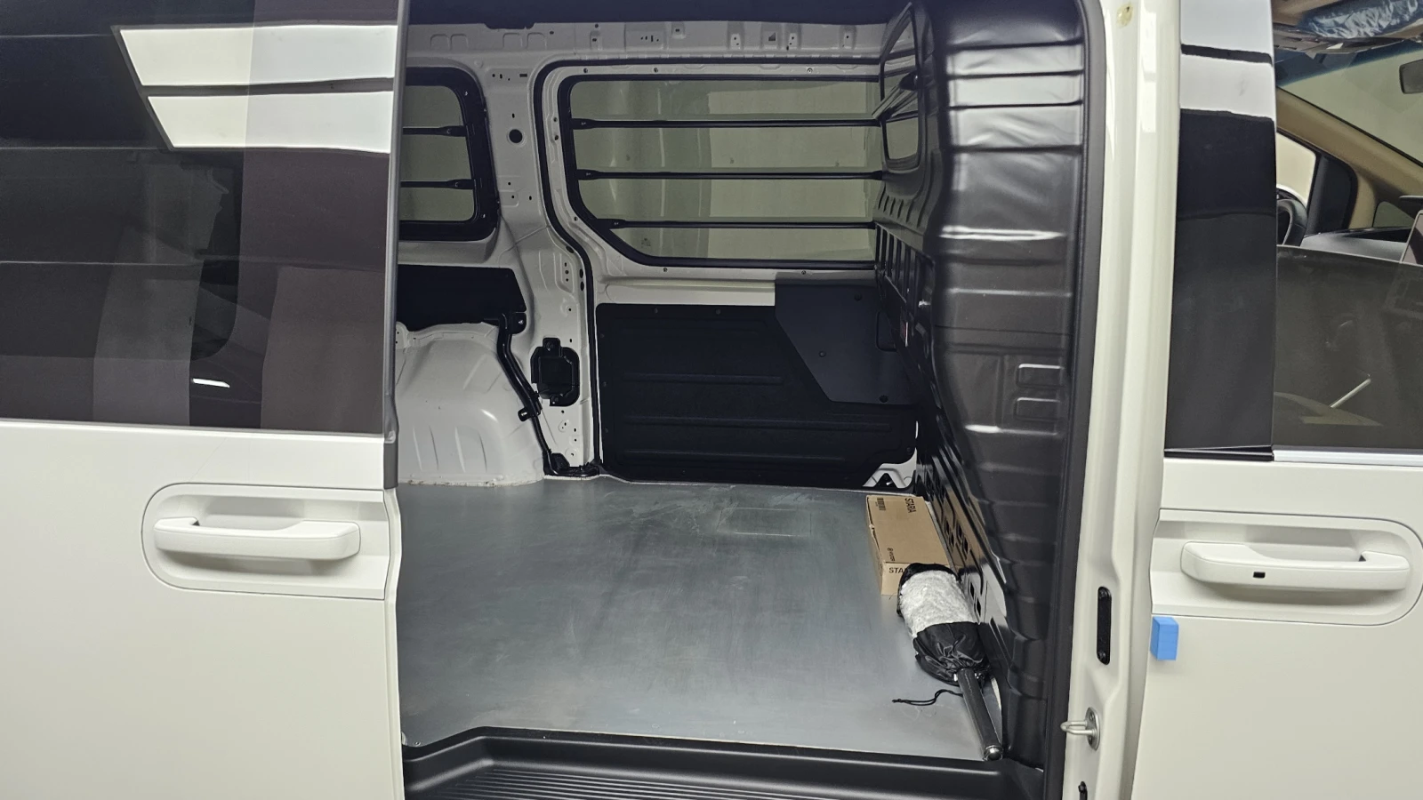 Hyundai Staria Modern* BLIND SPOT* ПОДГРЕВ ВОЛАН* КРАЙНА ЦЕНА, снимка 11 - Автомобили и джипове - 55409132