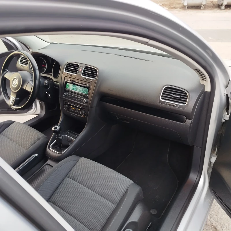 VW Golf 1.6 TDI, снимка 9 - Автомобили и джипове - 49027596