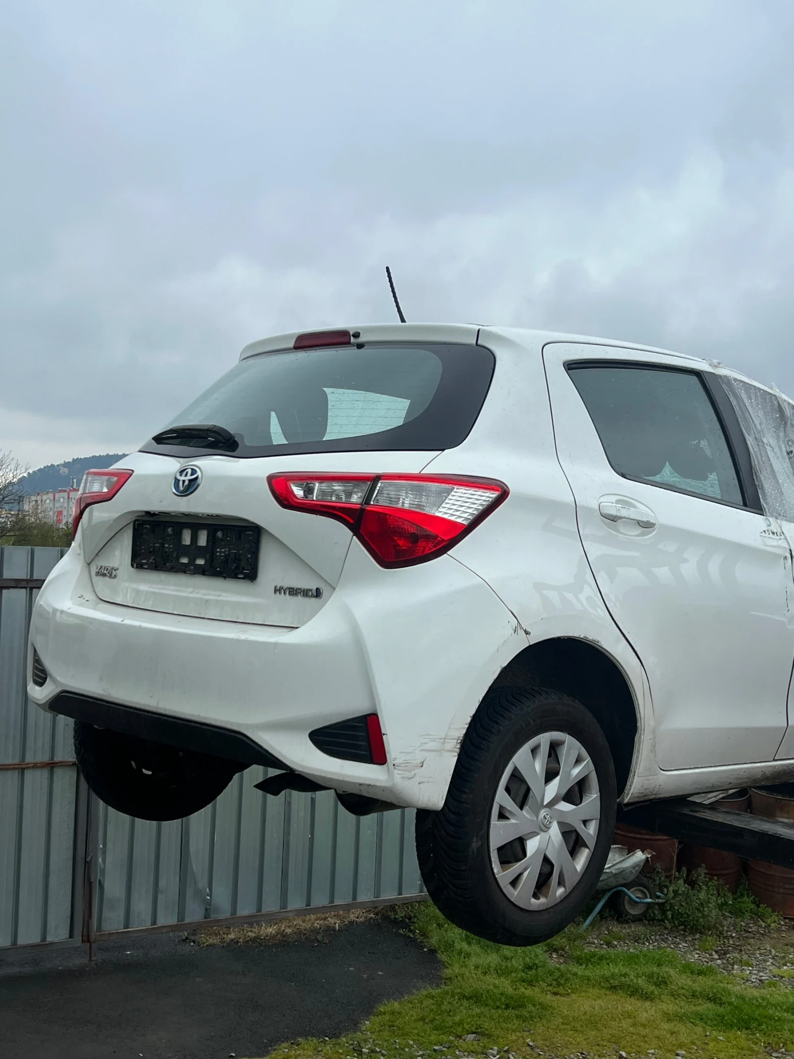 Toyota Yaris hybrid - изображение 10
