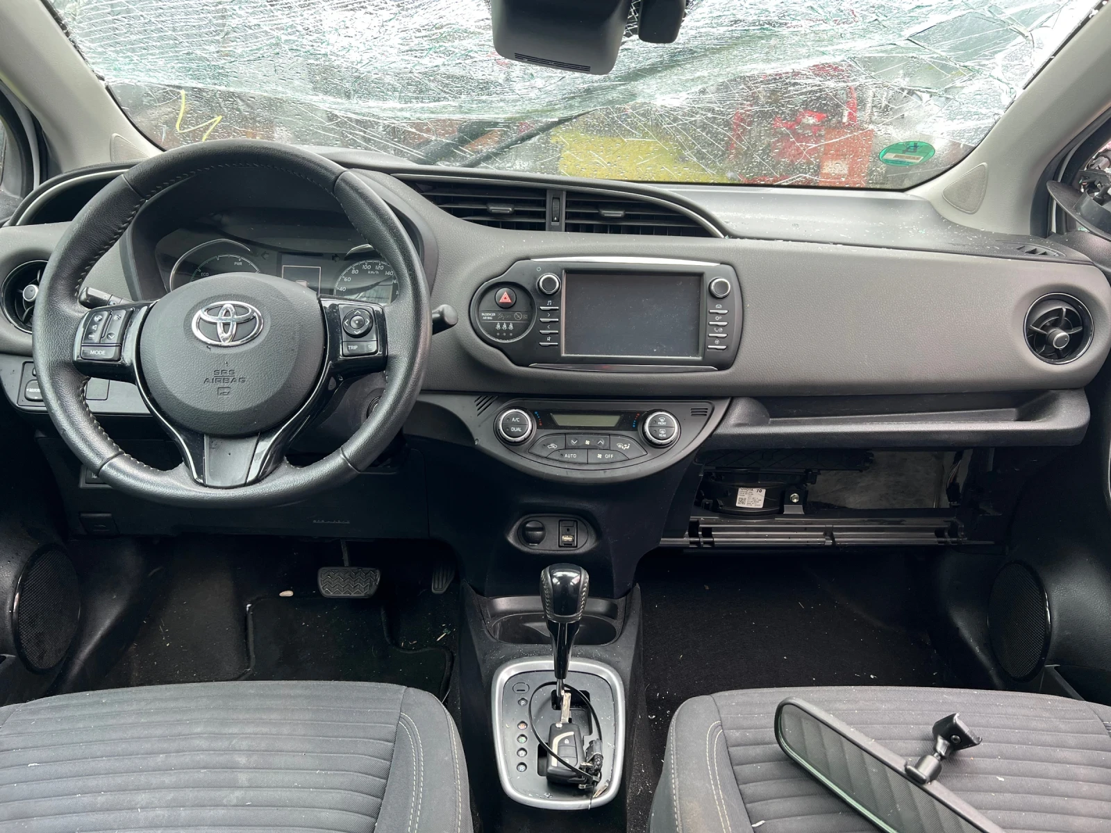 Toyota Yaris hybrid - изображение 6