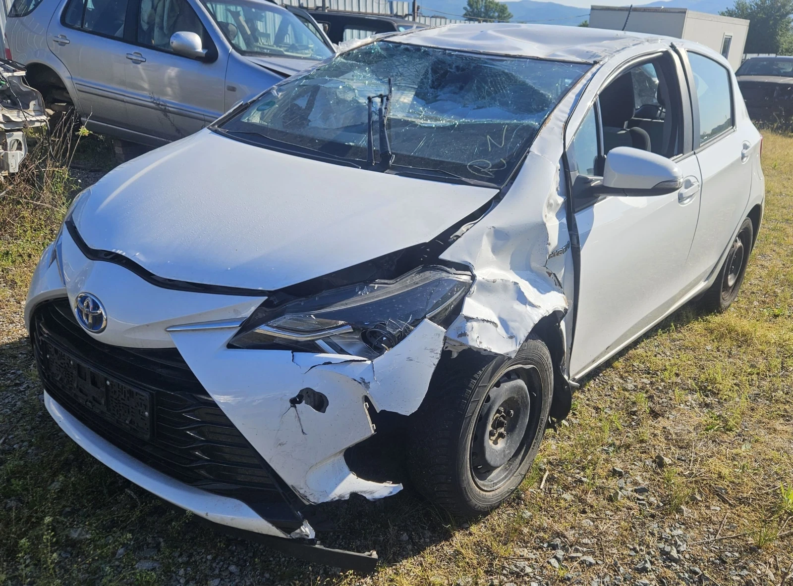 Toyota Yaris hybrid - изображение 7