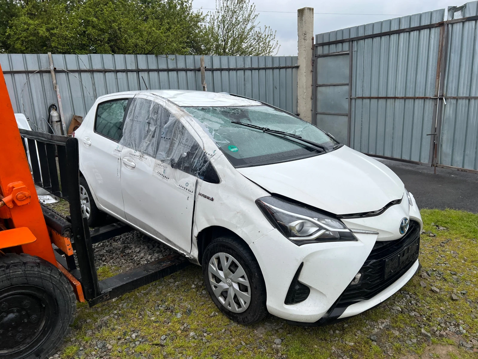 Toyota Yaris hybrid - изображение 2