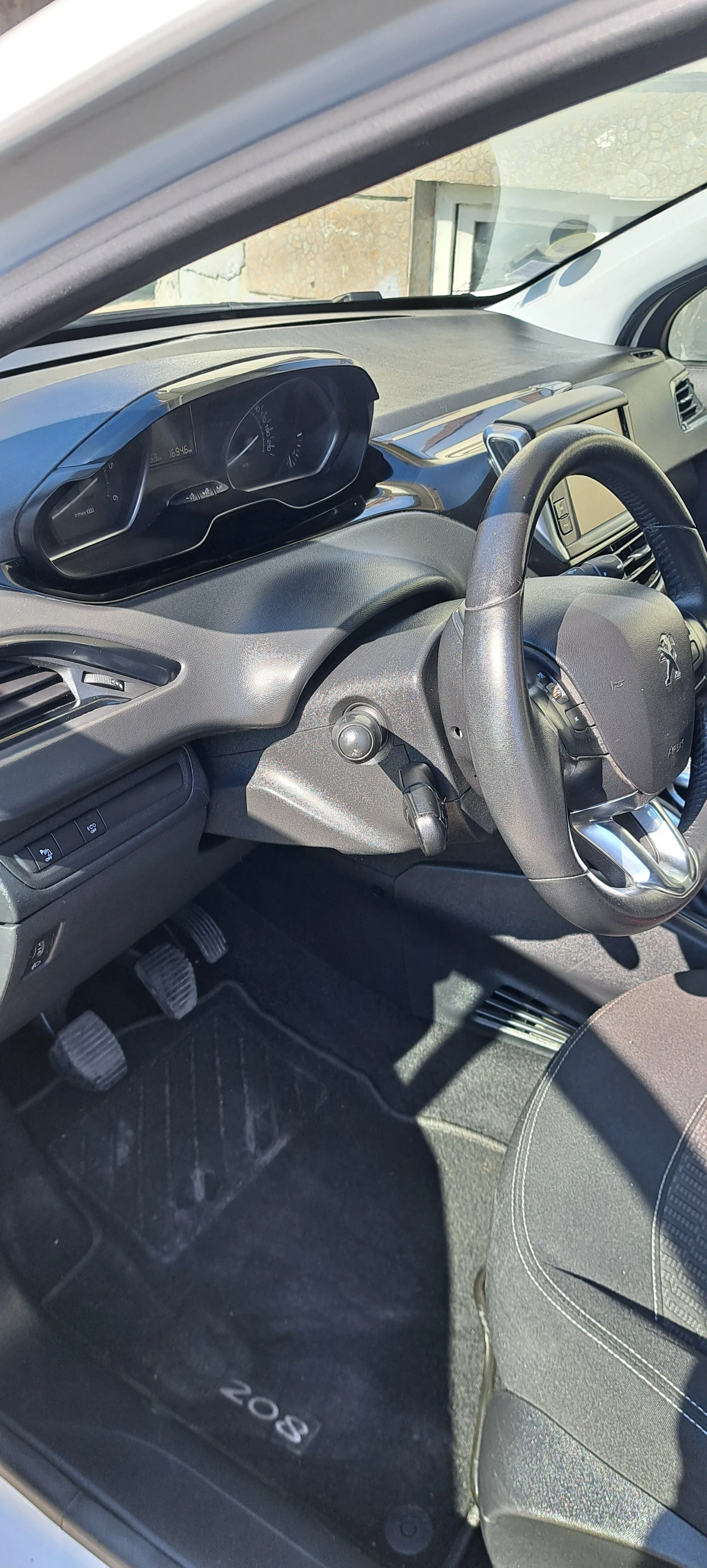 Peugeot 208 1.5HDI, снимка 7 - Автомобили и джипове - 53711756