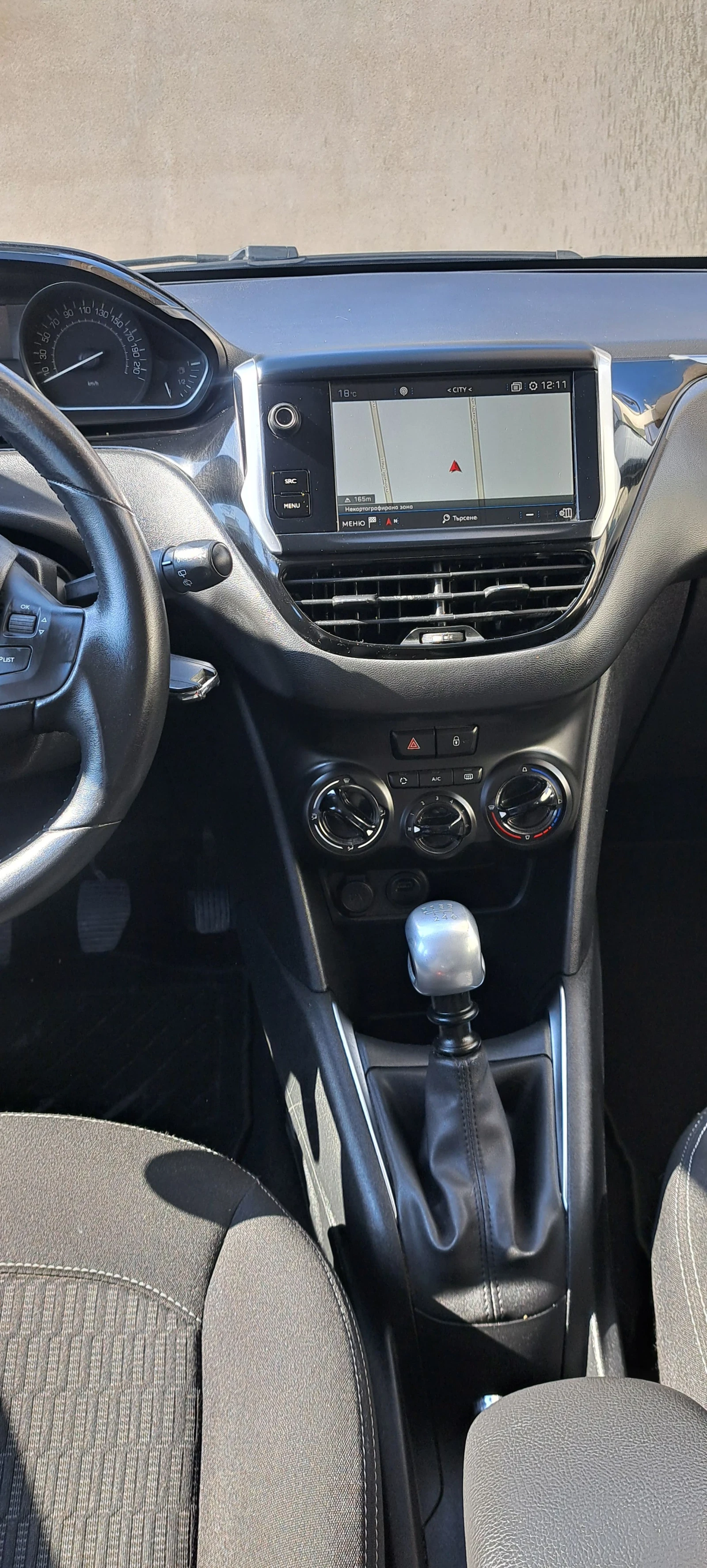 Peugeot 208 1.5HDI, снимка 11 - Автомобили и джипове - 53711756