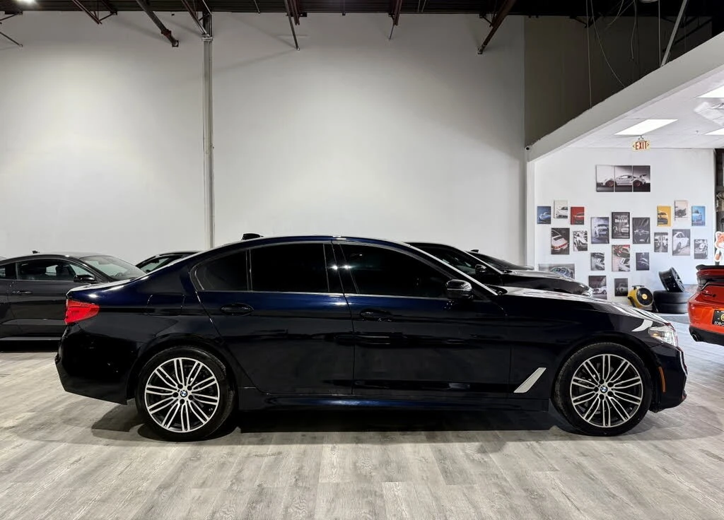 BMW 530 xDrive Sedan AWD/Drive-Assists/H&K Sound, снимка 4 - Автомобили и джипове - 55684395