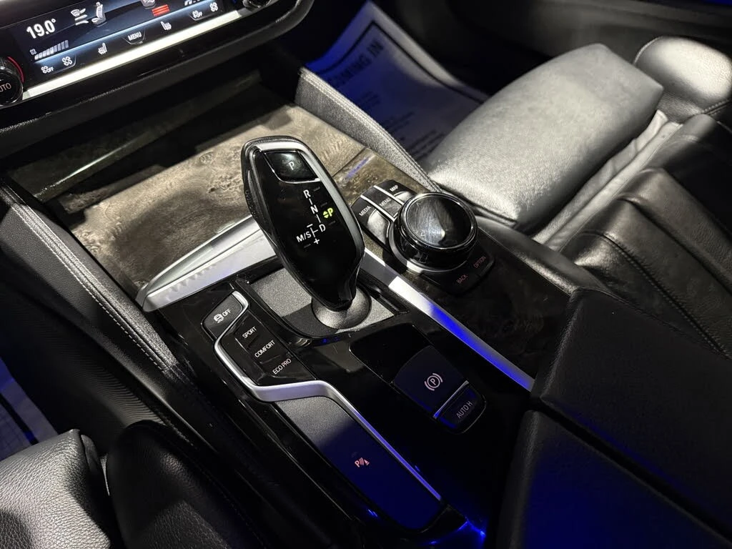 BMW 530 xDrive Sedan AWD/Drive-Assists/H&K Sound, снимка 14 - Автомобили и джипове - 55684395