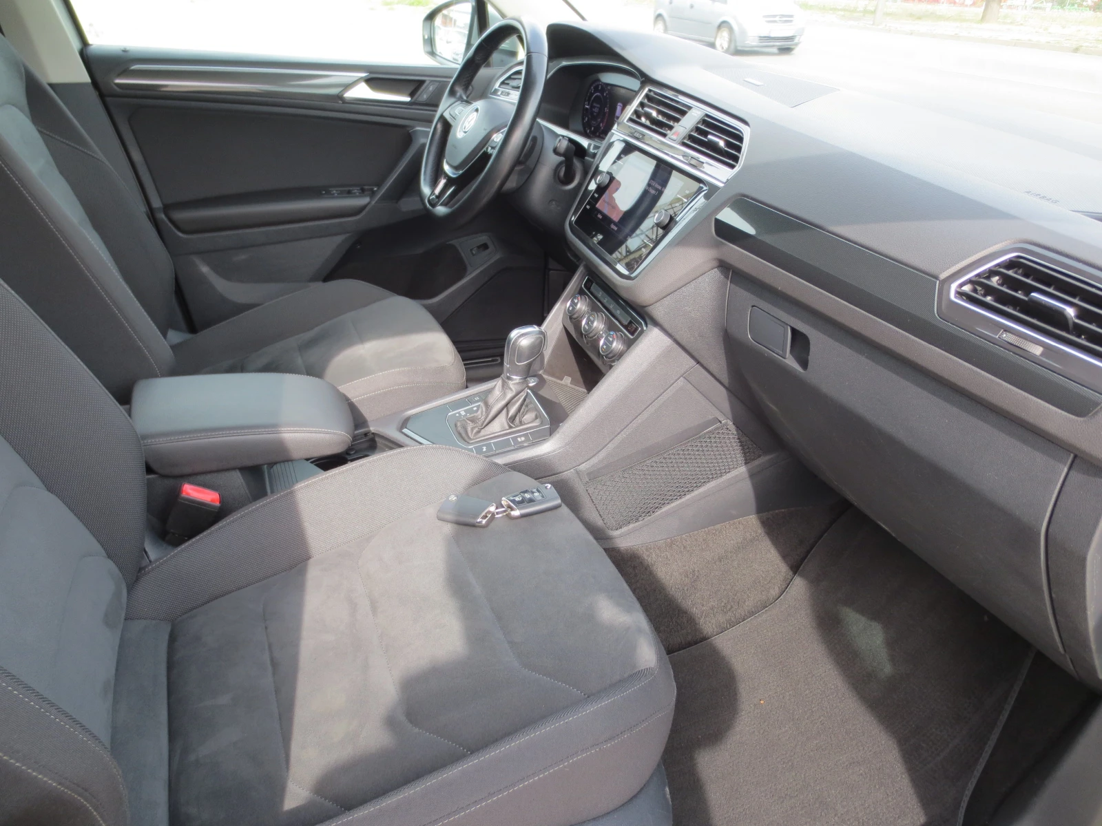 VW Tiguan 2.0 TDI , снимка 13 - Автомобили и джипове - 56542025